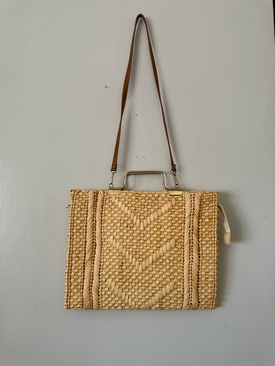 Baggateers Handbags - EUC Vintage 1960s Baggateers Woven Straw Handbag – Gold Handle Mid-Century Chic